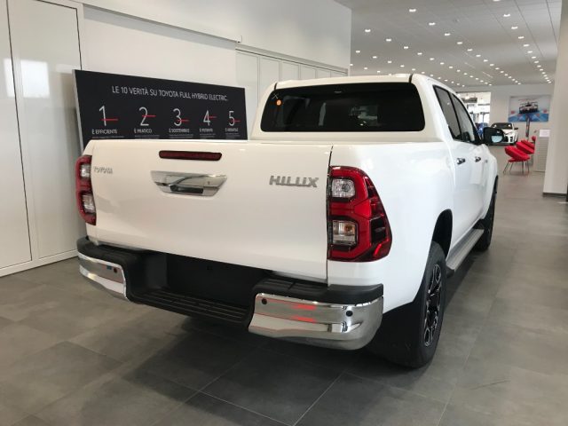 TOYOTA Hilux 2.8 D A/T 4WD 4 porte Double Cab Executive MY'23 Immagine 2