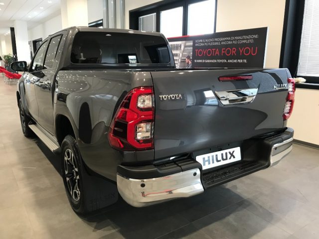 TOYOTA Hilux 2.4 D A/T 4WD 4 porte Double Cab Executive Immagine 2