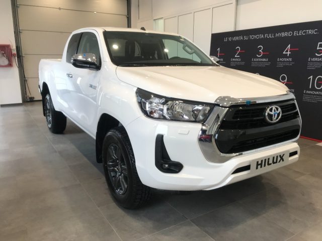 TOYOTA Hilux 2.4 D-4D 4WD 2 porte Extra Cab Lounge MY'23 Immagine 1
