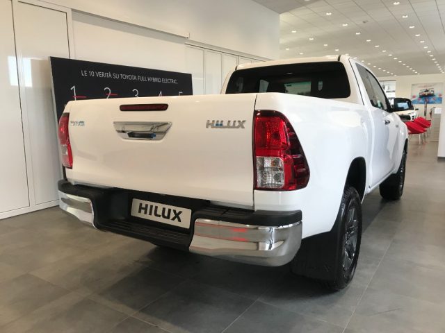 TOYOTA Hilux 2.4 D-4D 4WD 2 porte Extra Cab Lounge MY'23 Immagine 2