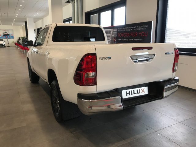 TOYOTA Hilux 2.4 D-4D 4WD 2 porte Extra Cab Lounge MY'23 Immagine 3