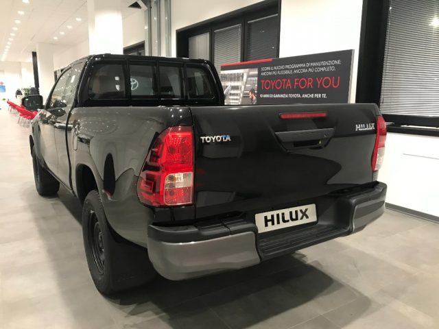TOYOTA Hilux 2.4 D-4D 4WD 2 porte Extra Cab Comfort MY'23 Immagine 3