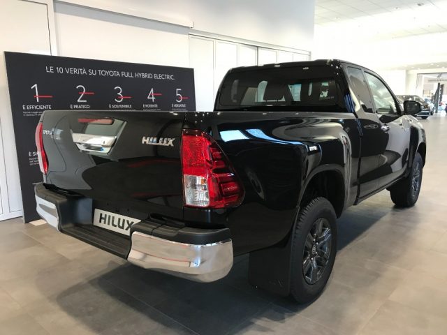 TOYOTA Hilux 2.4 D-4D 4WD M Extra Cab Lounge MY'23 Immagine 2