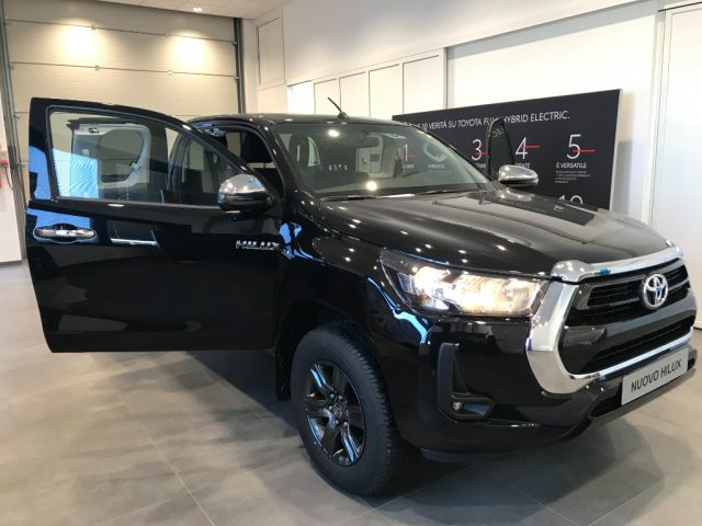 TOYOTA Hilux 2.4 D-4D 4WD M Extra Cab Lounge MY'23 Immagine 4