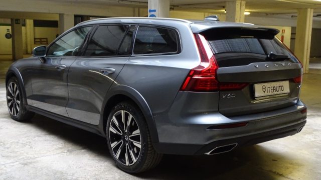 VOLVO V60 Cross Country D4 AWD Geartronic Business Plus Immagine 4