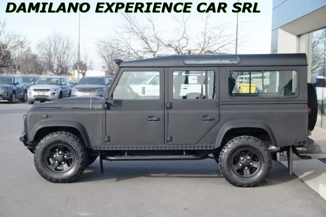 LAND ROVER Defender 110 2.4 TD4 Station Wagon SE NERO OPACO Immagine 1