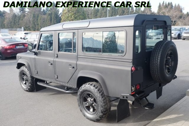 LAND ROVER Defender 110 2.4 TD4 Station Wagon SE NERO OPACO Immagine 2