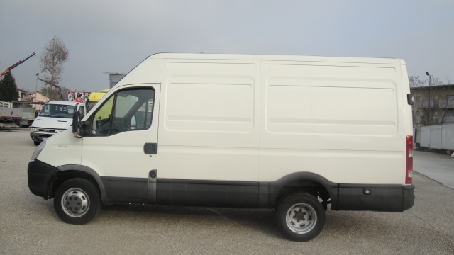 IVECO Daily Furgone tetto alto gemellato Immagine 2