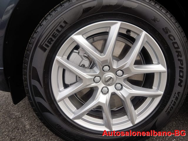 VOLVO XC60 B4 (d) AWD Geartronic Momentum Immagine 3