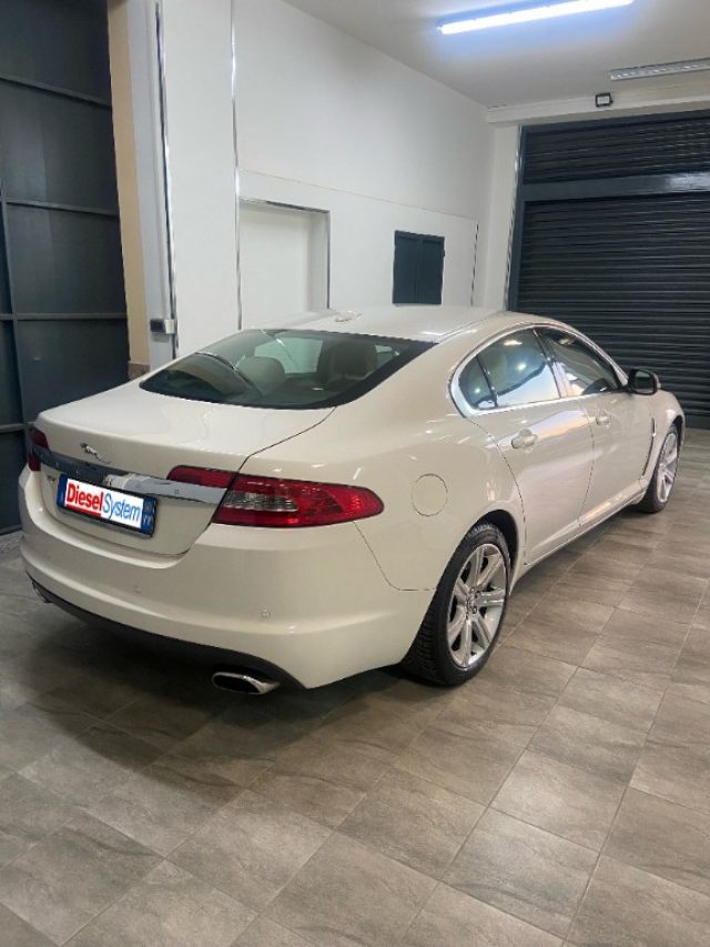 JAGUAR XF 2.7D V6 Premium Luxury Immagine 4