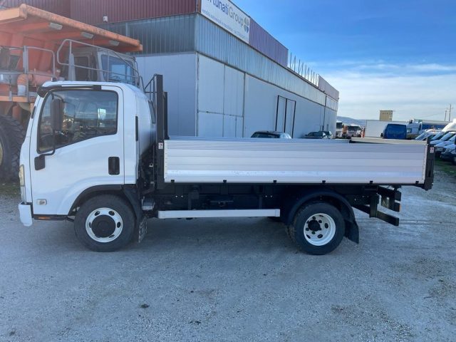 ISUZU NPR75 ANNO 2010 KM 187617 CON CASSONE RIB.TRILAT. Immagine 0