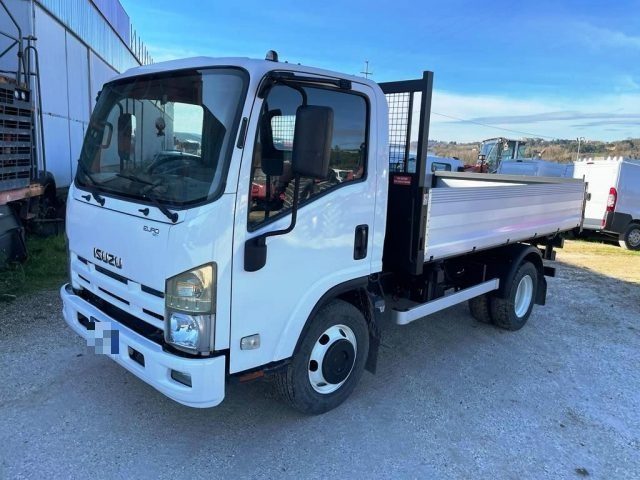 ISUZU NPR75 ANNO 2010 KM 187617 CON CASSONE RIB.TRILAT. Immagine 1