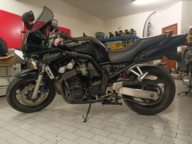 YAMAHA FZS 600 Fazer Immagine 0