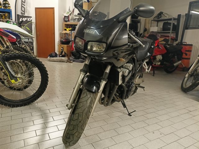 YAMAHA FZS 600 Fazer Immagine 1