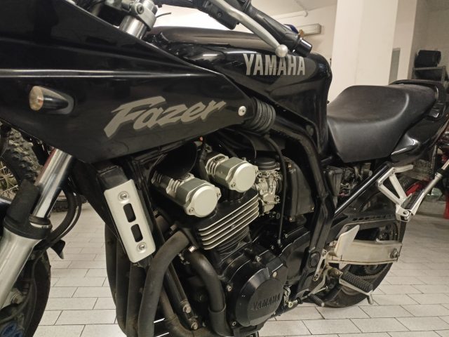 YAMAHA FZS 600 Fazer Immagine 2