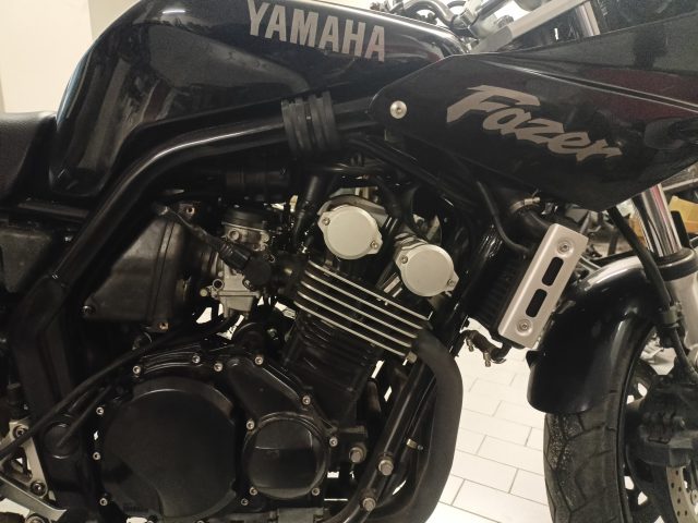 YAMAHA FZS 600 Fazer Immagine 3