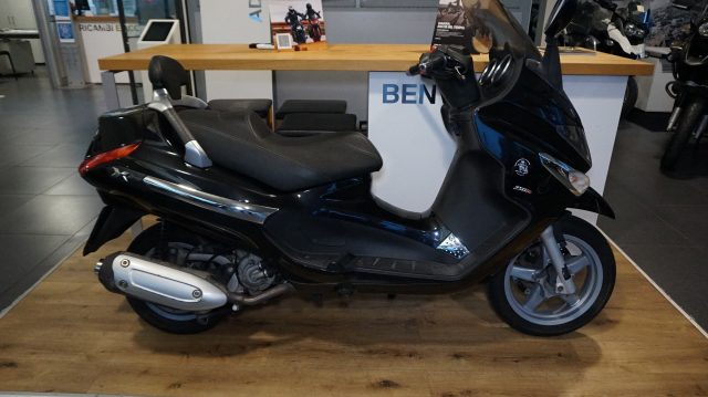 PIAGGIO Xevo 250 . Immagine 2