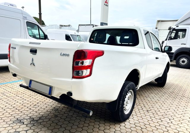 MITSUBISHI L200 Club Cab Invite 4X4 Immagine 3