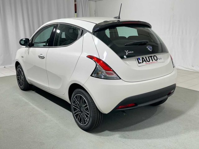 LANCIA Ypsilon 1.0 FireFly 5 porte S&S Hybrid Silver Plus Immagine 2