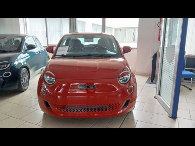 FIAT 500 Nuova  Hatchback My23 La Nuova  - Red 320 Berlina Immagine 0