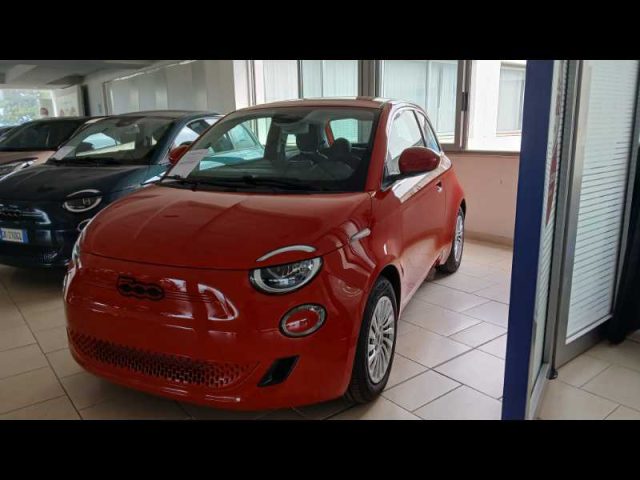 FIAT 500 Nuova  Hatchback My23 La Nuova  - Red 320 Berlina Immagine 1