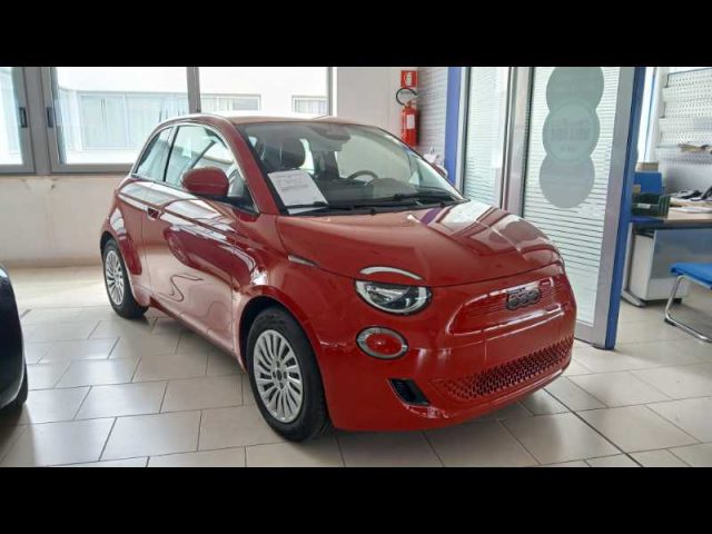 FIAT 500 Nuova  Hatchback My23 La Nuova  - Red 320 Berlina Immagine 2