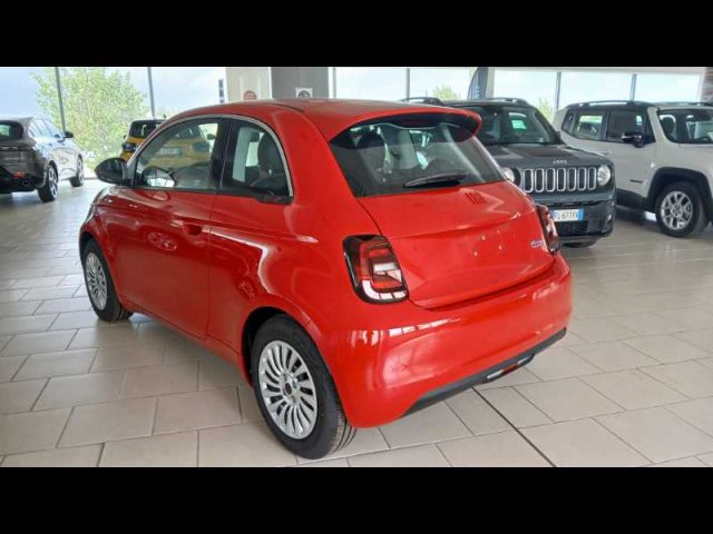 FIAT 500 Nuova  Hatchback My23 La Nuova  - Red 320 Berlina Immagine 3