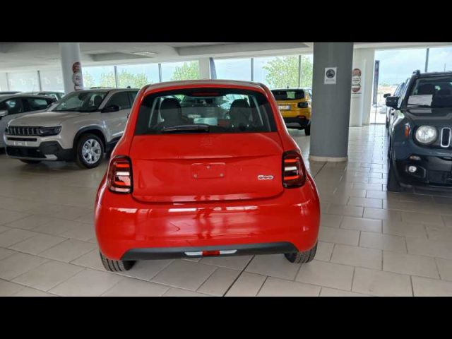 FIAT 500 Nuova  Hatchback My23 La Nuova  - Red 320 Berlina Immagine 4