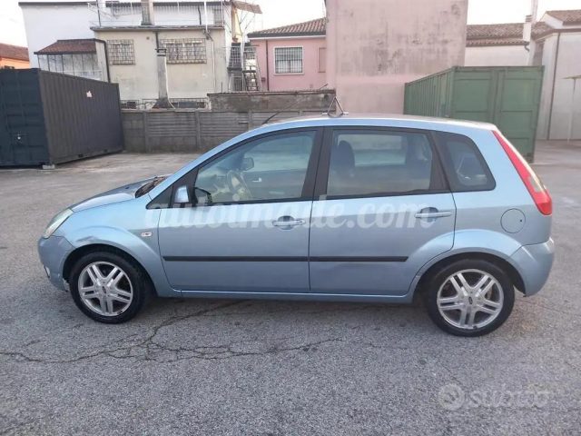 FORD Fiesta 1.2i 16V cat 5 porte Zetec Immagine 2