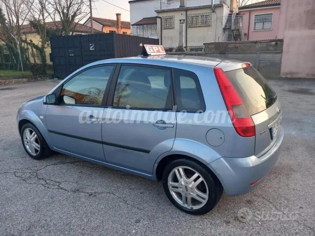 FORD Fiesta 1.2i 16V cat 5 porte Zetec Immagine 4