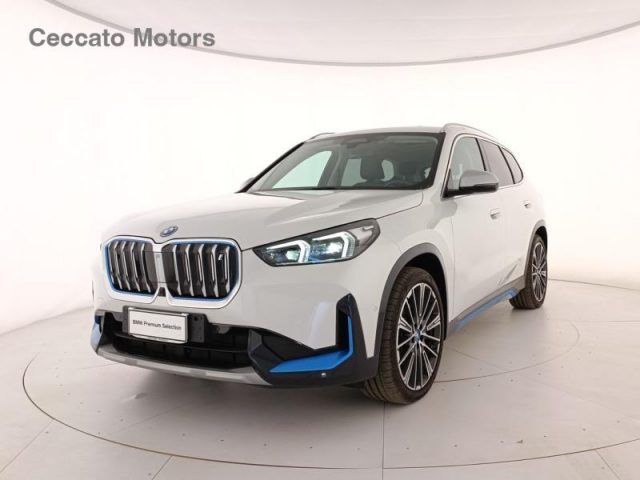 BMW iX1 xDrive 30 xLine Immagine 0