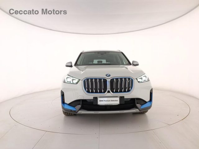 BMW iX1 xDrive 30 xLine Immagine 1