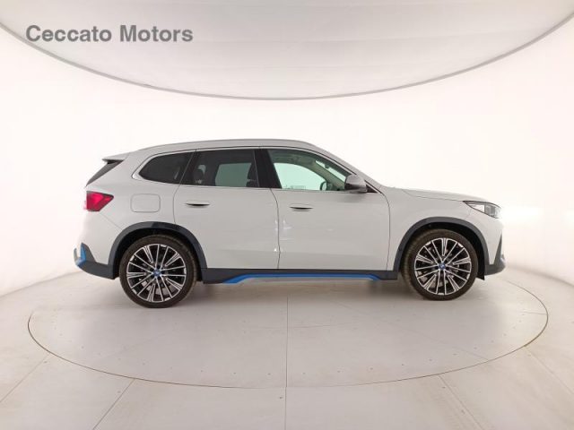 BMW iX1 xDrive 30 xLine Immagine 2