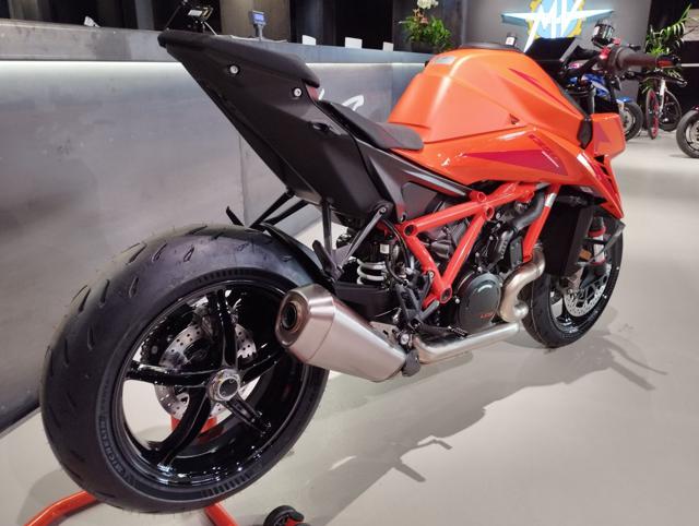 KTM 1290 Super Duke R 1390 R Immagine 3