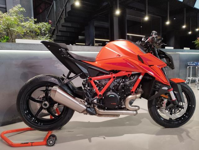 KTM 1290 Super Duke R 1390 R Immagine 1