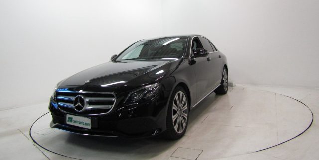 MERCEDES-BENZ E 220 d 2.0 D 4Matic Aut. Sport Berlina Immagine 2