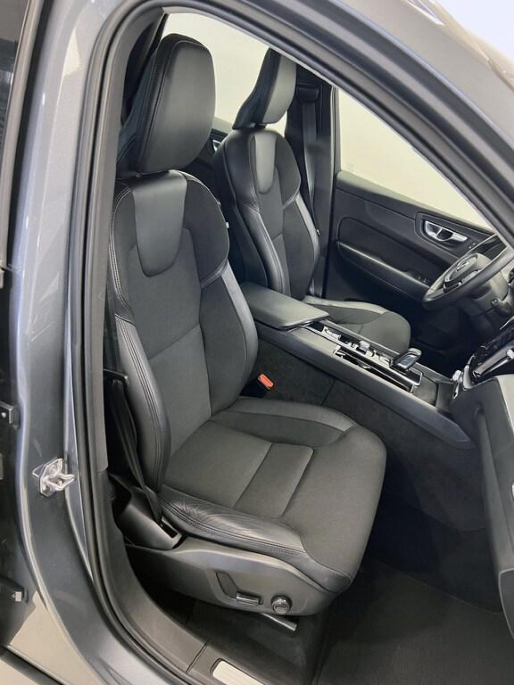 VOLVO XC60 B4 (d) Geartronic Momentum Pro - 11