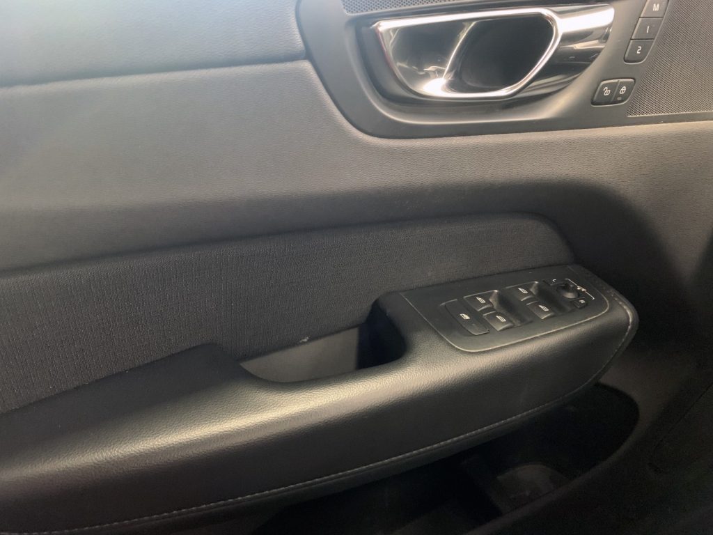 VOLVO XC60 D4 Momentum - 17