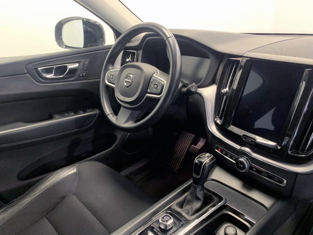 VOLVO XC60 D4 Momentum - 22