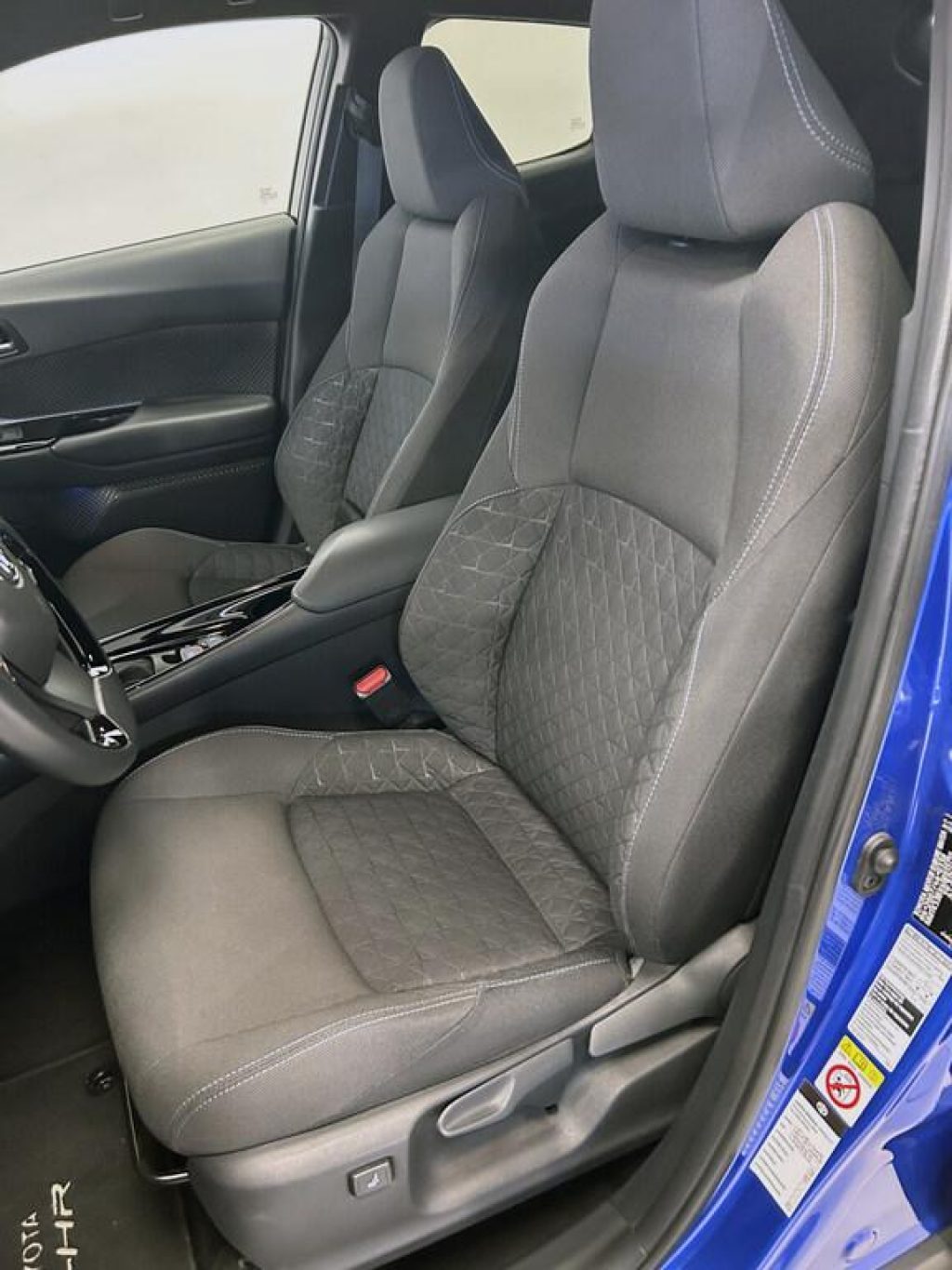 TOYOTA C-HR More Business e-cvt - 11