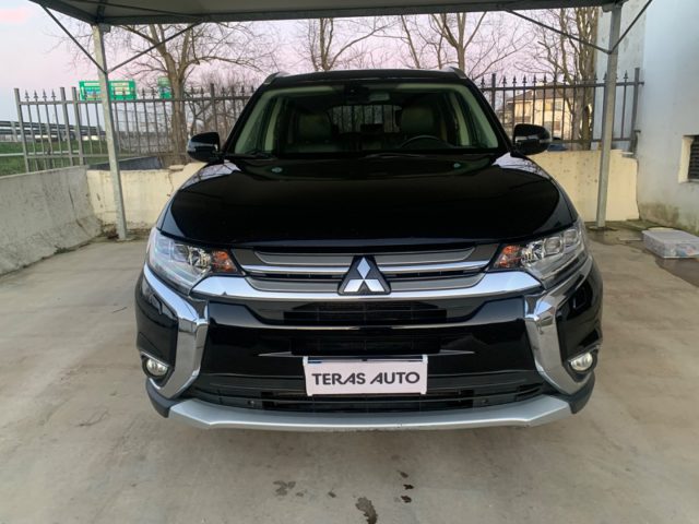 MITSUBISHI Outlander 2.2 DI-D 4WD Instyle 7p. GANCIO TRAINO EURO 6 Immagine 1