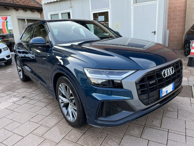 AUDI Q8 55 TFSI e quattro tiptronic Sport Immagine 1