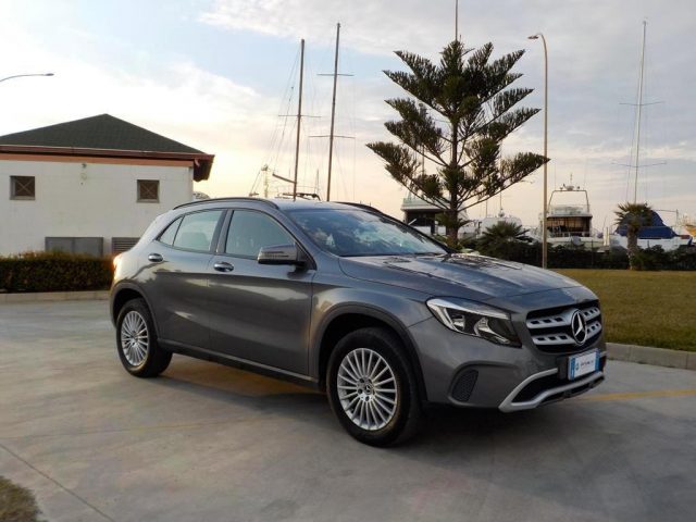 MERCEDES-BENZ GLA 180 d Automatic Premium Immagine 0