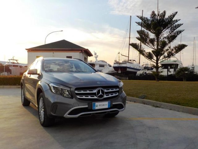 MERCEDES-BENZ GLA 180 d Automatic Premium Immagine 1