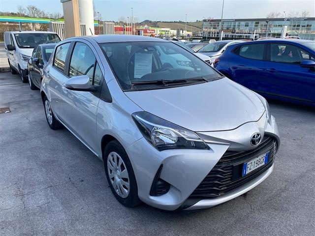 TOYOTA Yaris 5 Porte 1.0 VVT-i Cool my18 Immagine 3