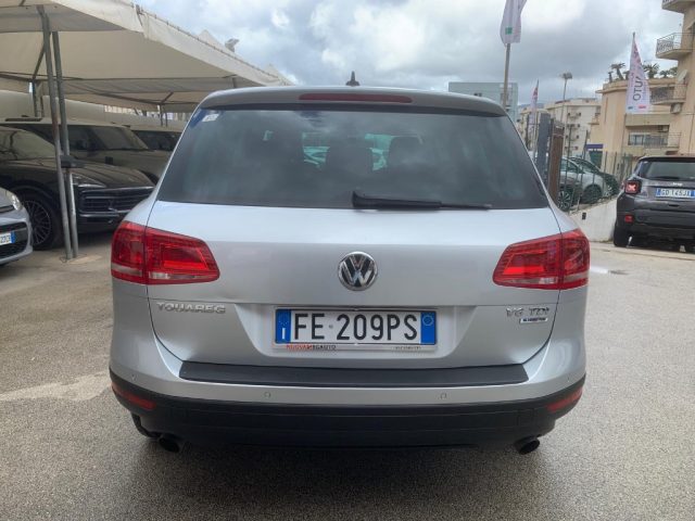 VOLKSWAGEN Touareg 3.0 TDI 204 CV tiptronic BlueMotion Techn. Executi Immagine 4