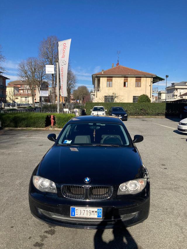 BMW 118 Nero pastello