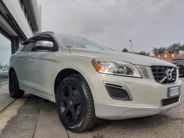 VOLVO XC60 D5 AWD Geartronic R-design KM CERTIFIC-GARANZIA Immagine 3