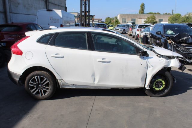 VOLVO V40 Cross Country 2.0 D2 120CV BUSINESS CAMBIO MANUALE Immagine 3