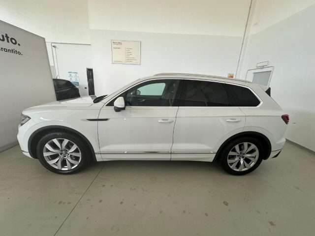 VOLKSWAGEN Touareg 3.0 V6 TURBO DIESEL SCR Elegance Immagine 3